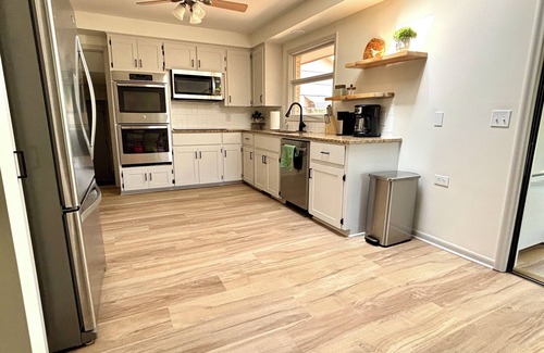 Omaha House | Saltwater Pool, Pickleball Court, Indoor Hot Tub, Putting green! 5BR - 3.5BA