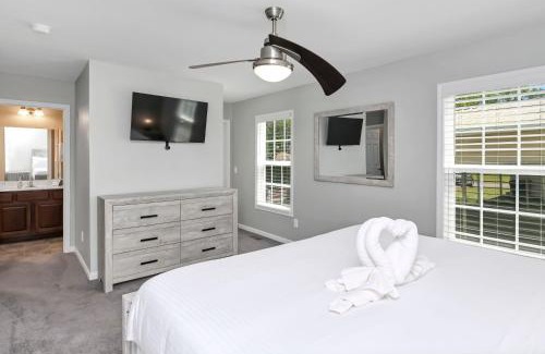 Leesville House | Saluda Shores Sleeps 11