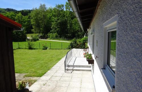 Pinsdorf House | Salzkammergut Homes Gmunden - Haus im Grünen, Ruhe, großer eingezäunter Garten - ideal für Familien und Hunde