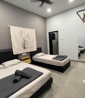Pegawai House | Sam Choon Homestay 三春客棧 Batu Pahat City Centre 4R4B4CP 峇株巴轄民宿 市中心Summit旁邊 四房四浴停車方便