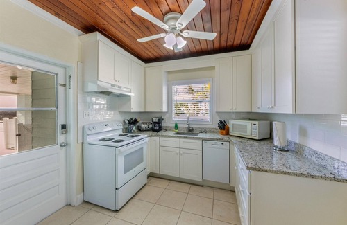 Anna Maria House | Sand Dollar Cottage - Vintage - updated - flip flop walk to Gulf Beaches