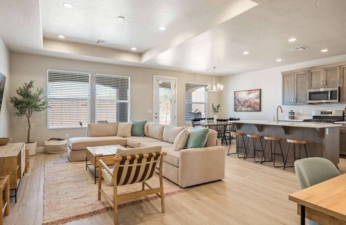 Washington House | Sand Dune Villa: Dog-Friendly, Hot Tub, Pickleball