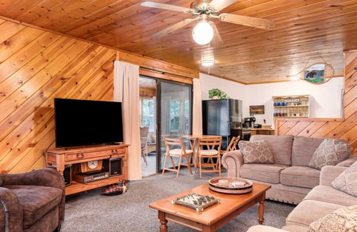 Harrison Cottage | Sandy Beach Lakefront 5BR/2BA Sleeps 15!