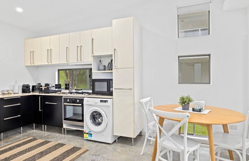 Woolgoolga House | Sandy Feet Retreat - guest house walking distance to everything!