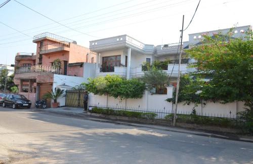 Jammu Bed & Breakfast | Sandy's Homestay