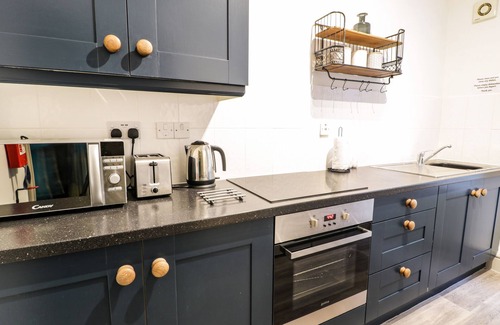 Barmouth Cottage | SAPPHIRE SUITE, country holiday cottage in Barmouth