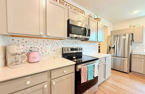 Amaryllis Park House | Sarasota Family Retreat w/Hot Tub + Game Room