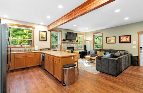 Warnick House | Sasquatch Mountain Hideaway, 3 Bed, 3 Bath W/Sauna, Hot Tub, Firepit & WiFi