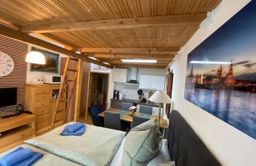 Loebtau Apartment | Saxonia HomeDeLuxe Appartement Dresden Neue Hochwertige voll ausgestattete Ferienwohnung mit Küche XXL Boxspringerbett 2 Einzelbetten Highspeed InternetFlatrate und Balkon Ideal für Familien Paare Kulturinteressierte und Geschäftsreisende mit MWStRechnung