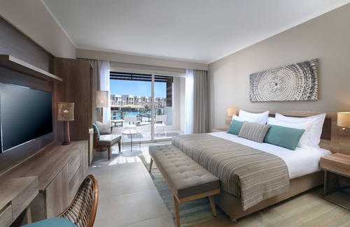 Soma Bay Hotel | Scenic Coastal Suite w/Balcony + Easy Beach Access l 3 Family & Pool-view Rooms