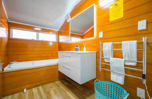 Whangarei House | Scenic Escape with Stunning Sea Views in Raumanga