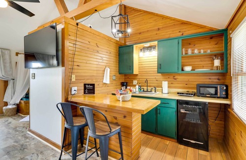 Eureka Springs Apartment | Scenic Eureka Springs Cabin Rental w/Balcony!