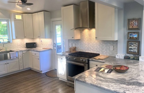 Oxford House | Scenic Lookout - Short Walk to Rec, Goggin, Uptown