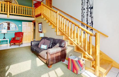 Bloomington House | Scenic View Lodge - Entire Property