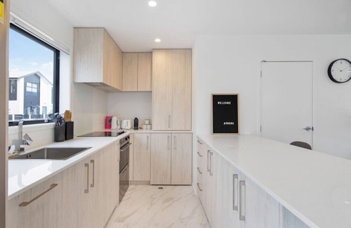 Trentham House | Scenic Views from our 2-BR Trentham Hideaway