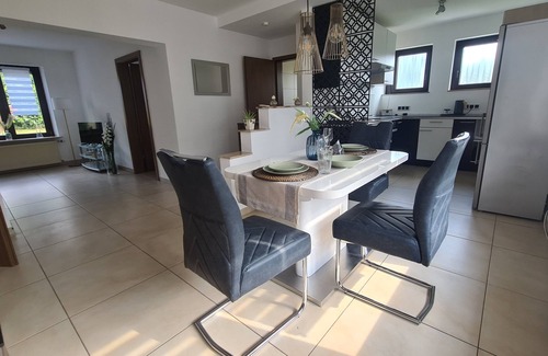 West Apartment | Schöne Ferienwohnung mit Eigener Terrasse und Garten