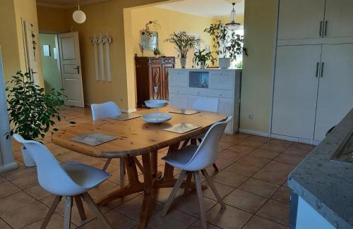 Stoltebuell Apartment | Schöne Ferienwohnung Im alten Gasthaus in Stoltebüll