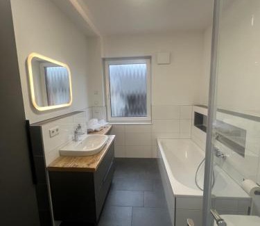 Buxtehude Apartment | Schöne Ferienwohnung in Buxtehude- Zentral -Lade Säule -6Person