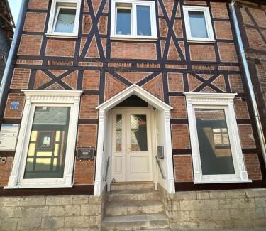 Helbedundorf Apartment | Schöne kleine Einraumwohnung mit Küche und Kamin in Holzthaleben