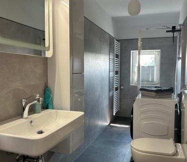 Naumburg Apartment | Schöne neue 4 Zimmer Wohnung mit Süd-Balkon bis 8 Personen