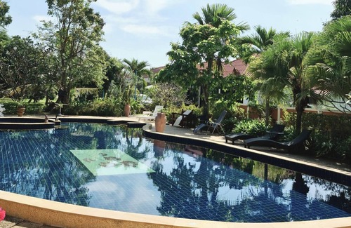 Cha-am House | Schönes Bungalow mit gemeinschaftichem Außenpool und 2km vom Sandstrand enfernt