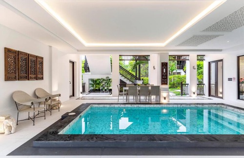 Su Thep Villa | Sclass 2 Luxe Pools Villa & Breakfast , city area