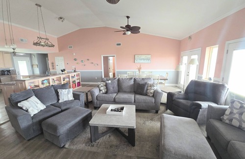 Dauphin Island House | Screened in Porch 5 BR/4.5 Bath - sleeps 14-18 w/Beach Gear, Cargo Lift