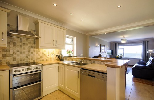 Tully Apartment | Sea Breeze Apartment