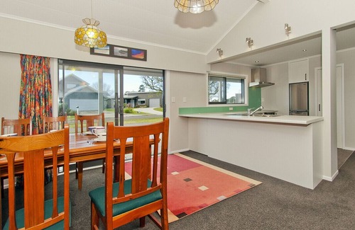 Whangamata Cottage | Sea Breeze - Whangamata Holiday Home