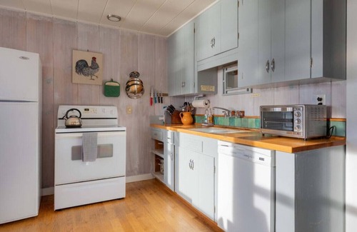 Marshall House | Sea Mist Cottage | Coastal Charm w/Stunning Views