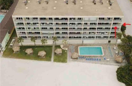 Redington Shores Apartment | Sea Oats 401 - Beautiful 2 Bed 2 Bath Ocean Front Corner Unit - Prime Location!