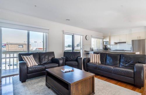 Dromana House | Sea Quinn Escape - Steps to Dromana Beach and Dining