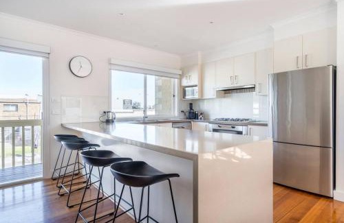 Dromana House | Sea Quinn Escape - Steps to Dromana Beach and Dining