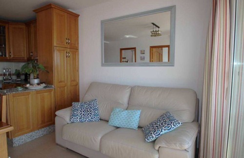 Conil de la Frontera City Center Apartment | Sea view, only 100 m to the sandy beach in Conil, furnished balcony and shared roof terrace - apt. De Dios -