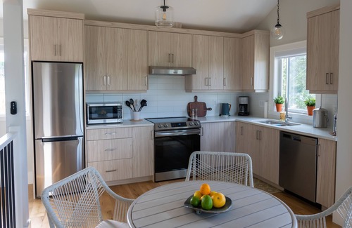Regional District of Nanaimo House | Seabreeze Haus Lantzville (Entire Guest-Suite)