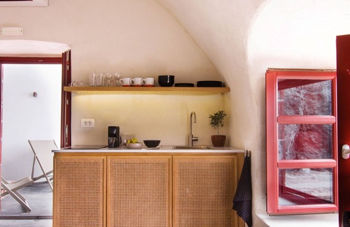 Amoudi Bay House | Seafront Cave Suite