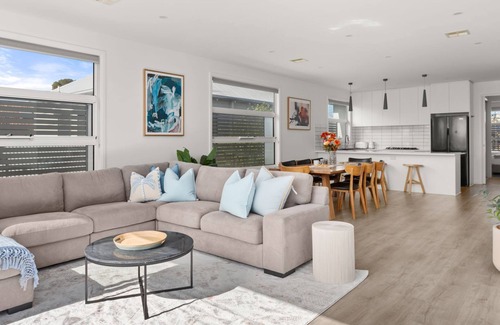 Williamstown House | Seagulls Nest - Beautiful spacious pet friendly home next to the ocean