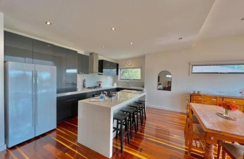 Apollo Bay House | Seamount - Apollo Bay. Dogs - Wood Fire - Spa