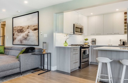 Brentwood Bay Apartment | Seas the Bay Oceanview Suite