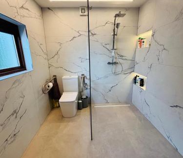 Youghal Villa | Seascape Bliss - My Joyful Coastal Retreat in Youghal`s heart - Family Friendly - Long Term Price Cuts