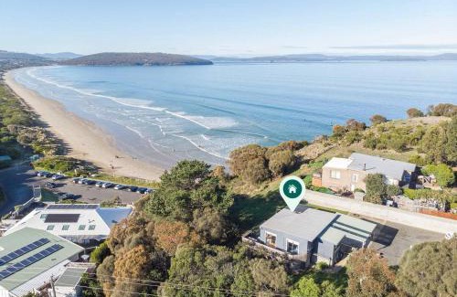 Dodges Ferry House | Seascape Cottage - Headland Stay near Whale Watching