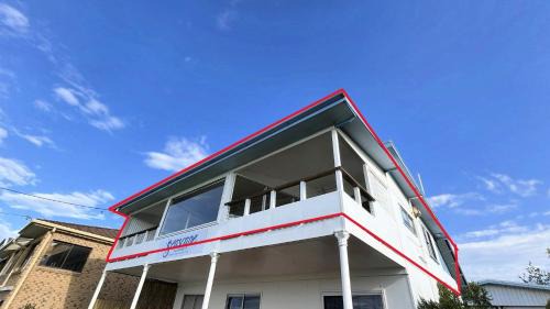 Minnie Water House | 'seascape Upstairs