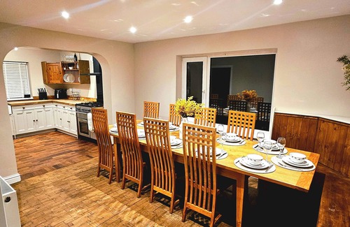 Cylch-Y-Garn House | Seaside Bliss Retreat - 5 Bedroom House