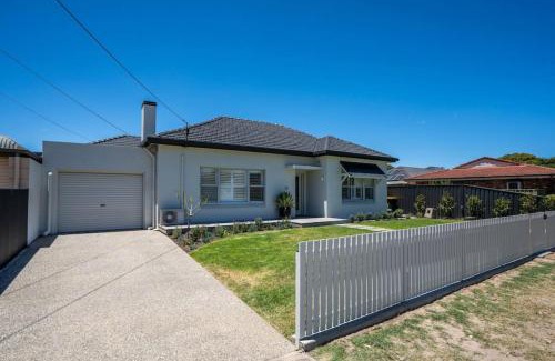 Grange House | Seaside on Swan Laneway Retreat
