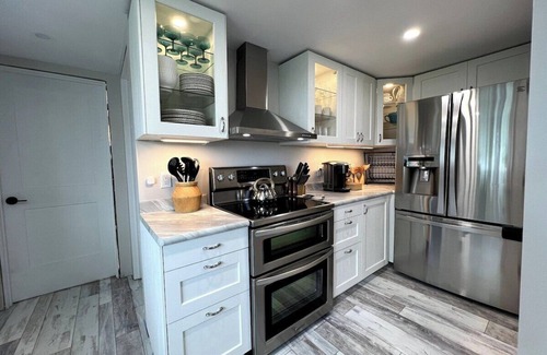 Ingomar Cottage | Seaside Serenity: Oceanfront Elegance in Shelburne, Nova Scotia