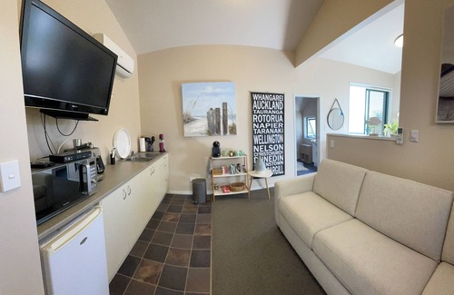 Ohope Apartment | Seaside Studio Apartment with sea view deck