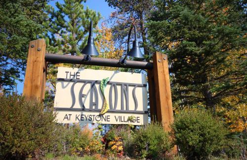 Lakeside Village House | Seasons 1892 by SummitCove Lodging