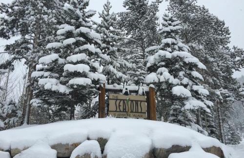 Lakeside Village House | Seasons 1892 by SummitCove Lodging