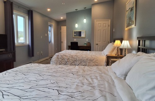 Larry's River Hotel | Seawind Landing Country Inn