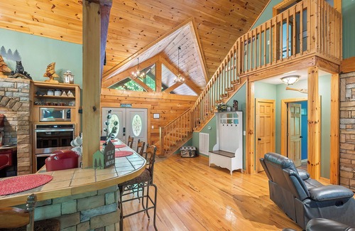 Gatlinburg - Pigeon Forge Cabin | Secluded 3BR custom cabin. Hot tub!
